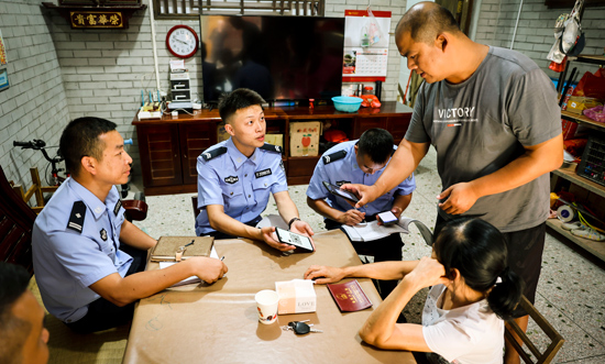 走訪入戶開展宣傳。黃倩攝