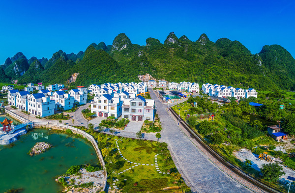 廣西環(huán)江：十年蝶變 美麗村寨入畫來(lái)十年來(lái)，環(huán)江毛南族自治縣始終聚焦農(nóng)村發(fā)展，不斷加大公共服務(wù)設(shè)施和村民文體廣場(chǎng)、鄉(xiāng)村觀光旅游等生態(tài)宜居鄉(xiāng)村建設(shè)，使鄉(xiāng)村呈現(xiàn)生態(tài)美、民風(fēng)好、生活樂(lè)的新風(fēng)貌?！驹敿?xì)】 