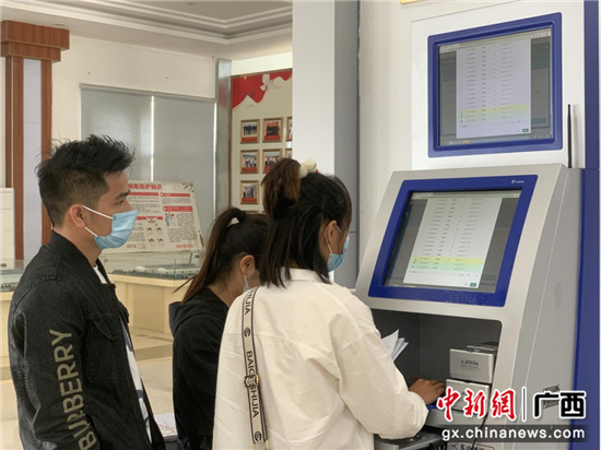 邊民代表使用廣西互市“單一窗口”進(jìn)行申報(bào)。東軒供圖