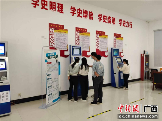 邊民代表使用廣西互市“單一窗口”進(jìn)行申報(bào)。東軒供圖