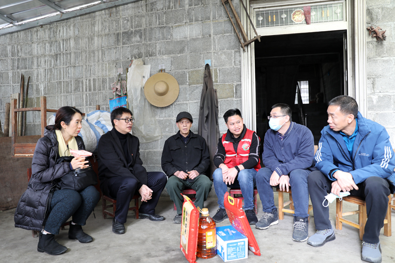 南寧軌道交通集團副總經(jīng)理譚文舉走訪慰問困難黨員