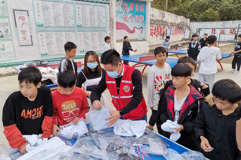 駐村第一書記到布泉鄉(xiāng)中心開展愛心衣服捐贈