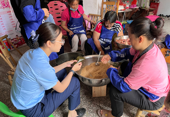 桂林銀行工作人員到金融服務(wù)綜合服務(wù)點(diǎn)開(kāi)展包粽子活動(dòng)，與民同樂(lè)。黃騰程攝