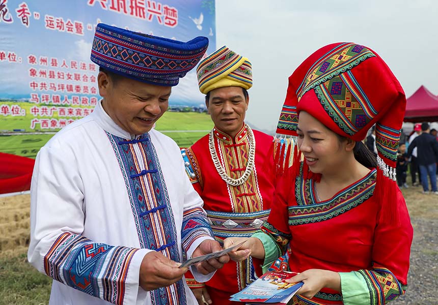 志愿者現(xiàn)場(chǎng)發(fā)放各種宣傳資料。盤妮云攝