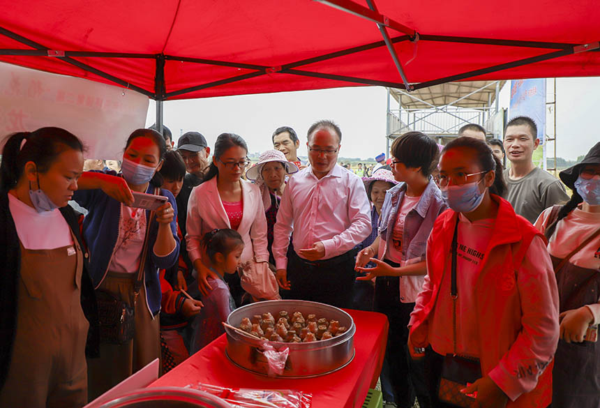 美食一條街展示區(qū)。盤妮云攝