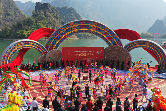 藍(lán)靛瑤族龍鳳舞。