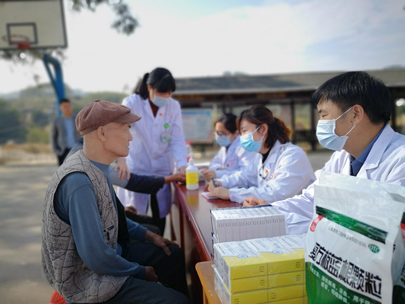 送醫(yī)送藥幫扶活動。