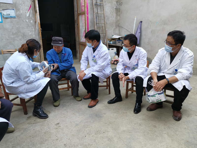 深入群眾家中義診。
