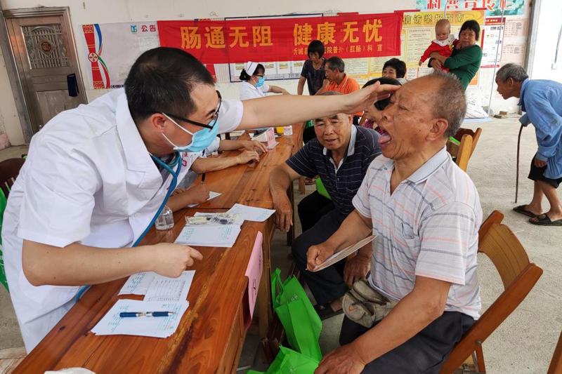 粵桂協(xié)作駐點(diǎn)幫扶醫(yī)療專家劉國(guó)力主任為群眾進(jìn)行診療。