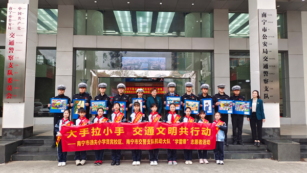“大手拉小手 交通文明共行動(dòng)”活動(dòng)現(xiàn)場(chǎng)。機(jī)動(dòng)大隊(duì)供圖