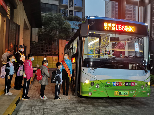 傾心護(hù)學(xué)。機(jī)動(dòng)大隊(duì)供圖