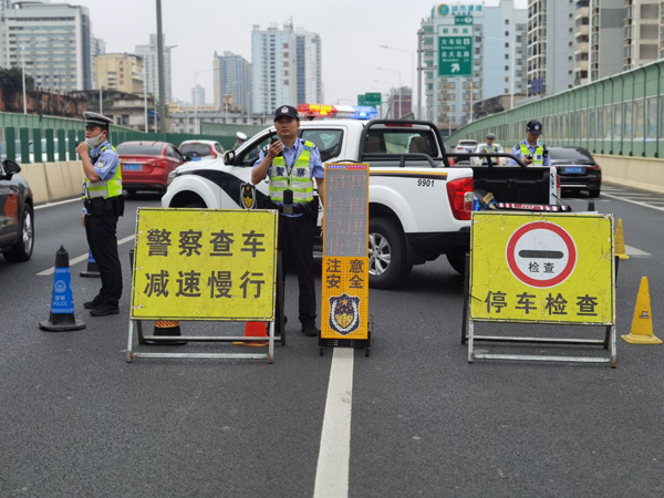 開(kāi)展專項(xiàng)行動(dòng)，增強(qiáng)人民群眾的安全感。機(jī)動(dòng)大隊(duì)供圖