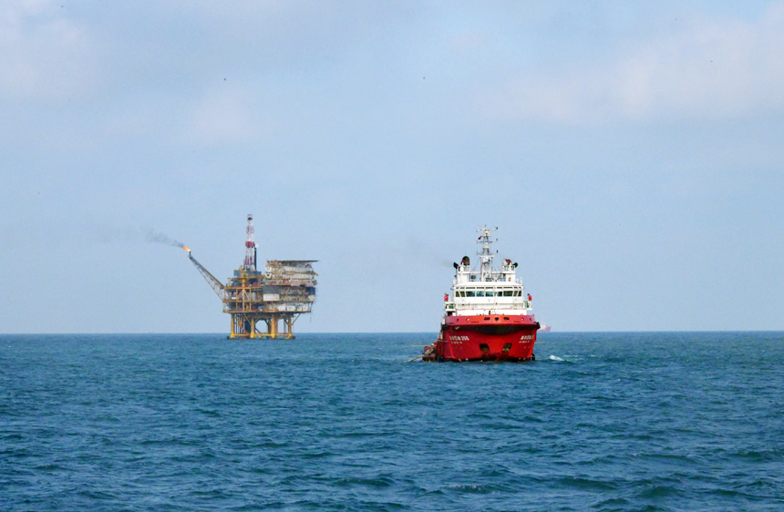 環(huán)保船進行機動回收作業(yè)。