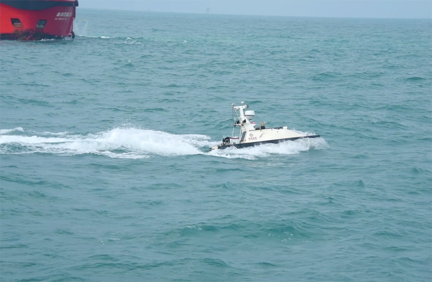 無(wú)人智慧艇進(jìn)行海面溢油監(jiān)測(cè)。