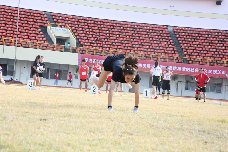 女子3×20米螞拐捉害蟲接力比賽現(xiàn)場。潘聚仟攝