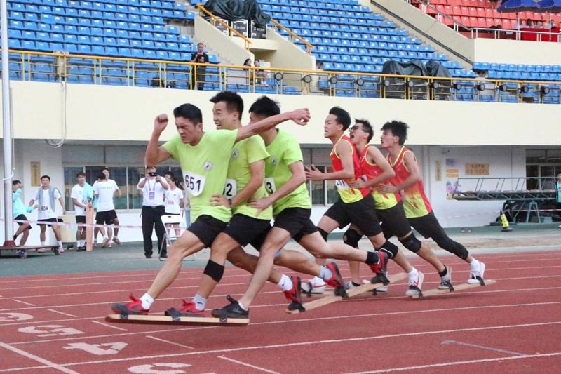 男子60米板鞋競速比賽現(xiàn)場。潘聚仟攝