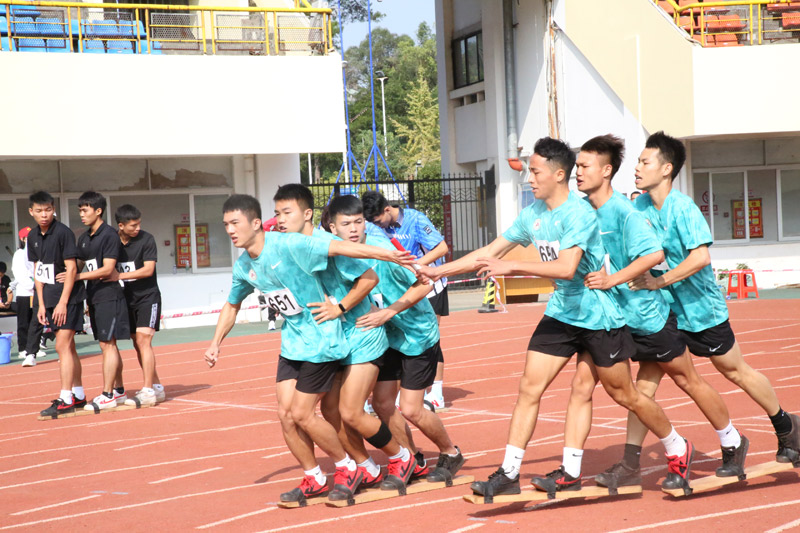 男子2x100米接力板鞋競速比賽現(xiàn)場。潘聚仟攝