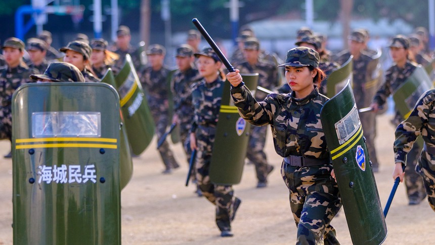 警棍盾牌展示。鐘雨云攝