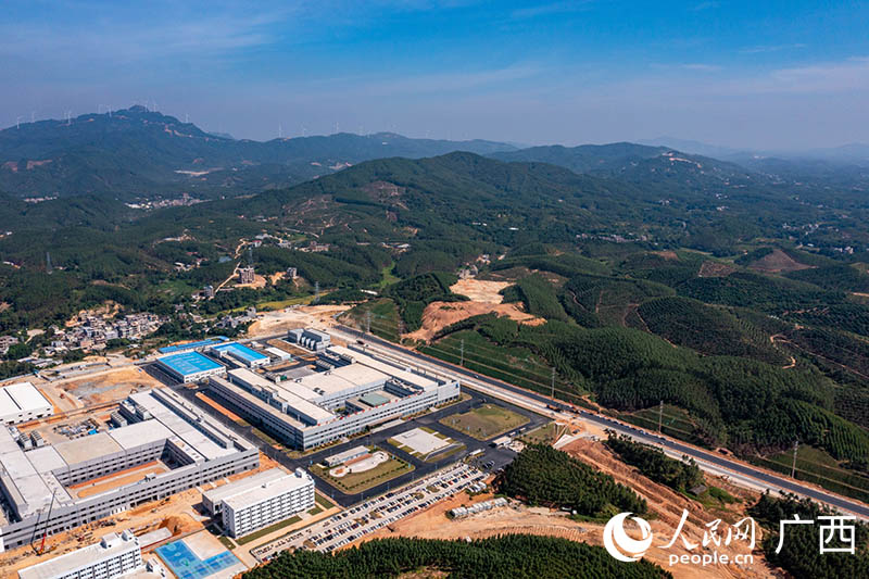 建設(shè)中的廣西華創(chuàng)新材廠區(qū)。人民網(wǎng) 嚴立政攝