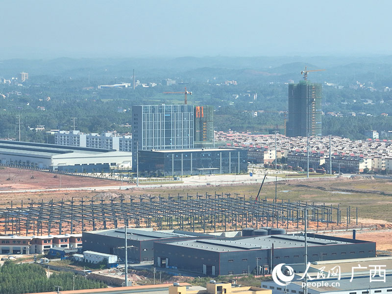 建設(shè)中的玉林龍?zhí)懂a(chǎn)業(yè)園區(qū)。人民網(wǎng) 付華周攝