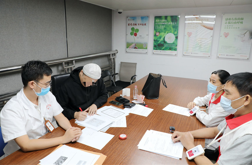 歐陽先生簽字同意器官捐獻。譚凌宇攝