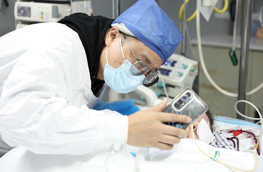 2.11月15日下午，歐陽先生與Nika母親視頻通話，母親跟女兒見最后一面。韋娜攝