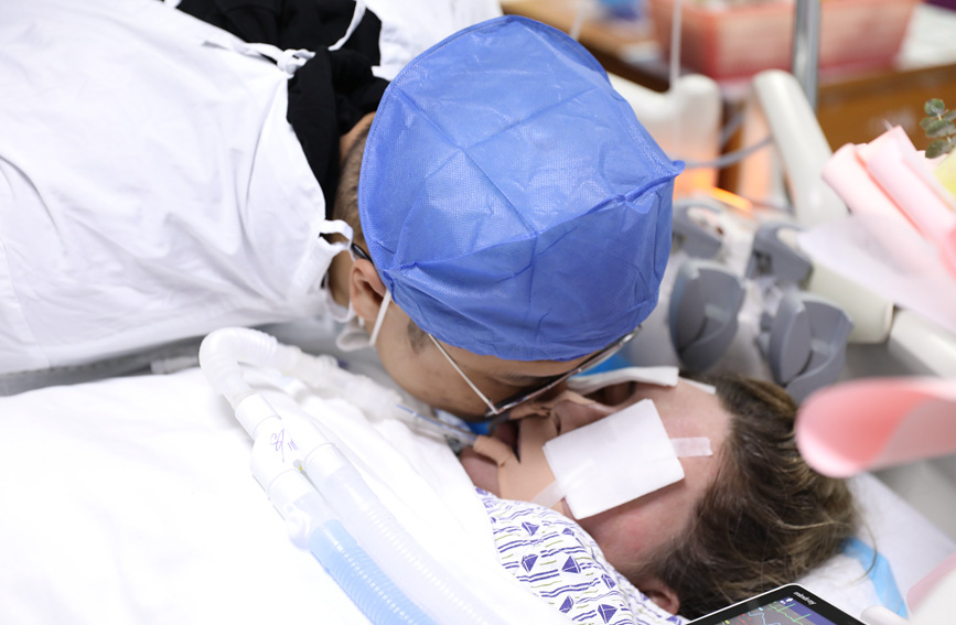 歐陽給Nika最后深沉一吻。韋娜攝