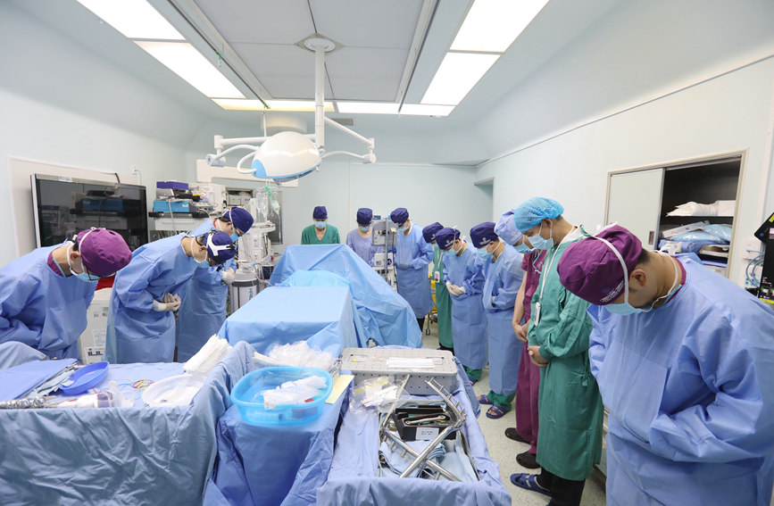 手術正式開始前進行了默哀儀式。韋娜攝