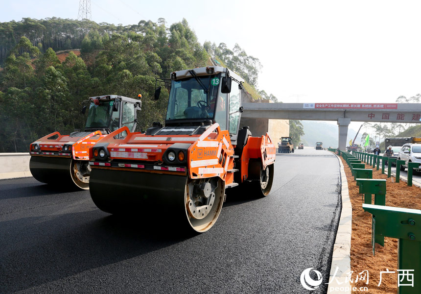 瀝青攤鋪現(xiàn)場(chǎng)。人民網(wǎng)記者 王勇攝