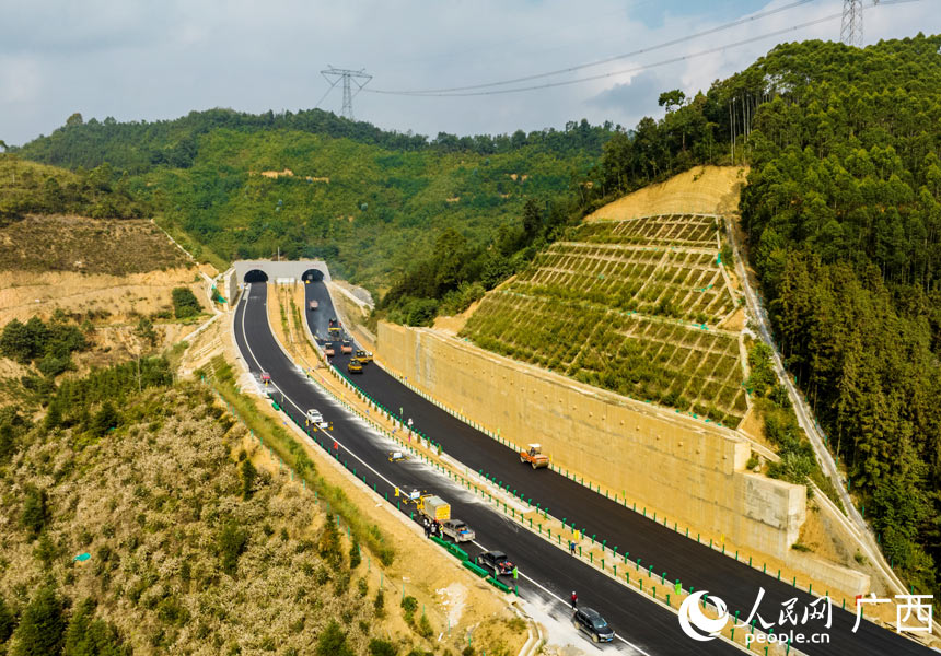 瀝青攤鋪現(xiàn)場。人民網記者 王勇攝