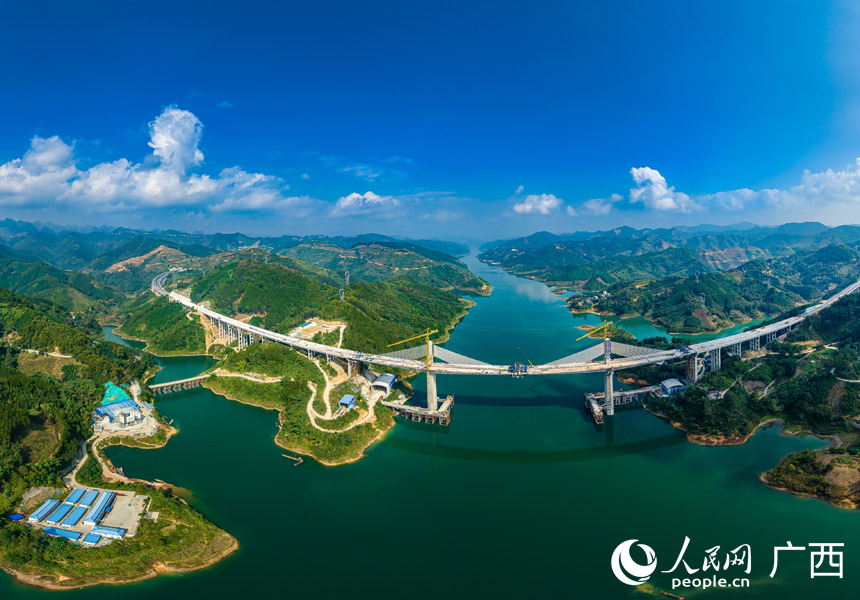 航拍建設(shè)中的田西高速公路。人民網(wǎng)記者 王勇攝