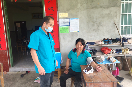 2022年7月在楓木村仇益彬戶村家庭醫(yī)生簽約團隊入戶服務(wù)