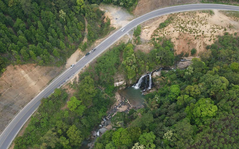 G355沿線旅游天然瀑布景觀 易裕懋攝