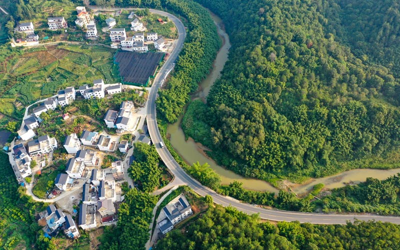 因路而興的G355線沿線村莊潘建川攝