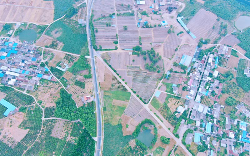 航拍下的公路(陳莉莉攝)