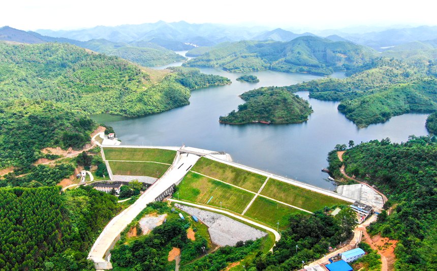 青山綠水環(huán)繞的西云江水庫(kù)生生不息。西云江水庫(kù)管理所供圖