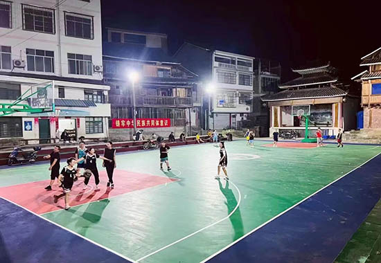 圖為同樂村平溪屯的村民們在新建的籃球場上打籃球。趙寶君攝