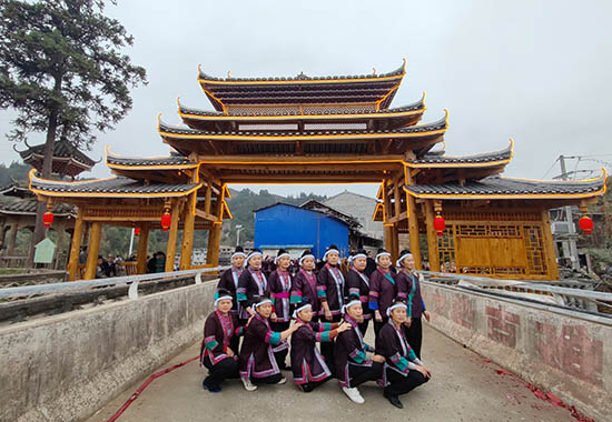 村民們在新寨門前開心合影。韋耀標(biāo)攝