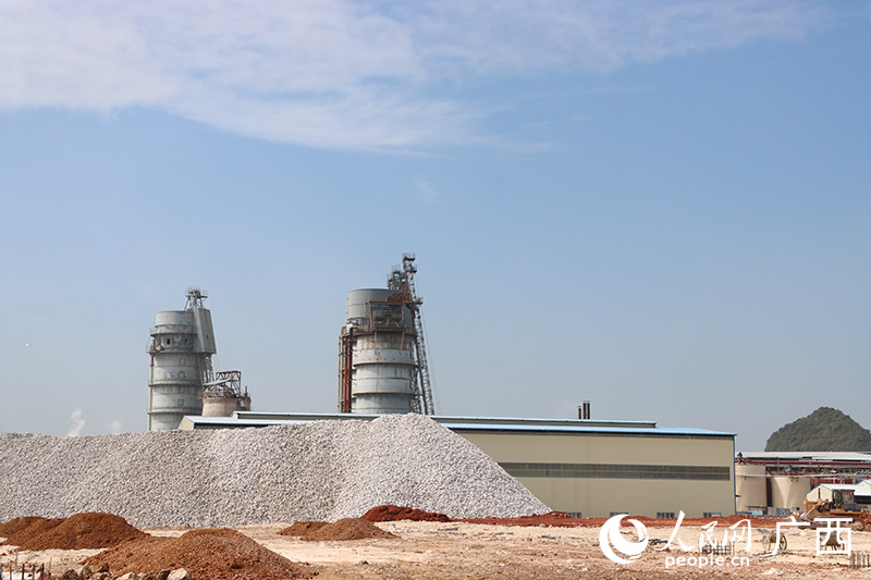 經(jīng)過(guò)初加工的原料石材堆放在廠區(qū)。人民網(wǎng) 覃心攝