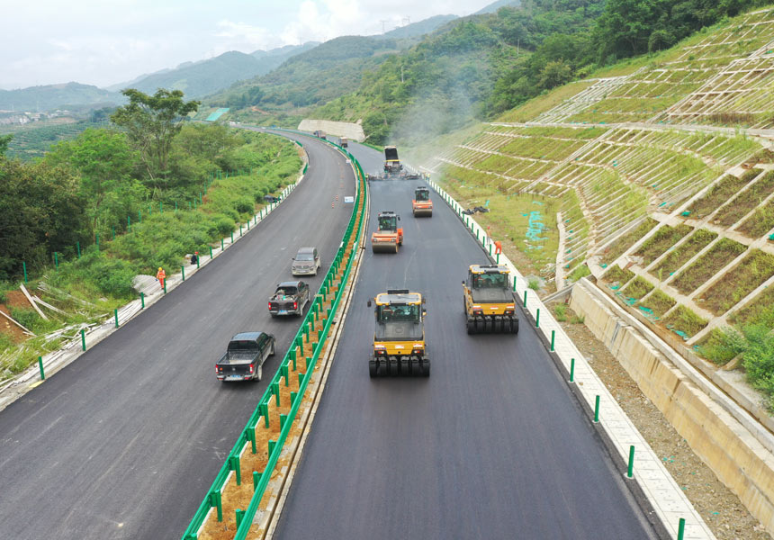 2022年9月17日，田西高速第三標(biāo)段順利完成全線首段瀝青上面層試驗(yàn)段攤鋪任務(wù)。彭鵬攝