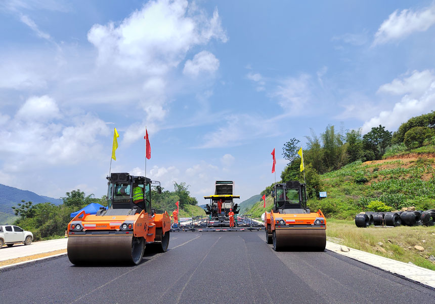 2022年4月29日，田西高速第三標(biāo)段順利完成全線首段瀝青下面層試驗(yàn)段攤鋪任務(wù)。彭鵬攝