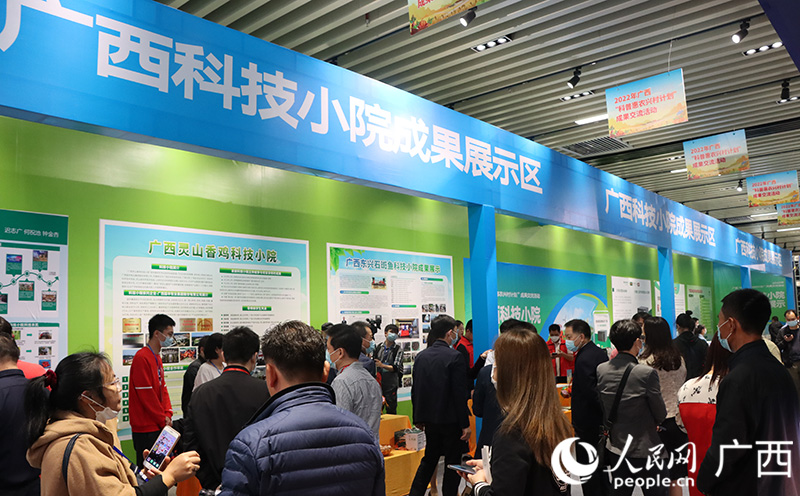 活動展區(qū)人頭涌動。人民網(wǎng)記者 彭遠(yuǎn)賀攝