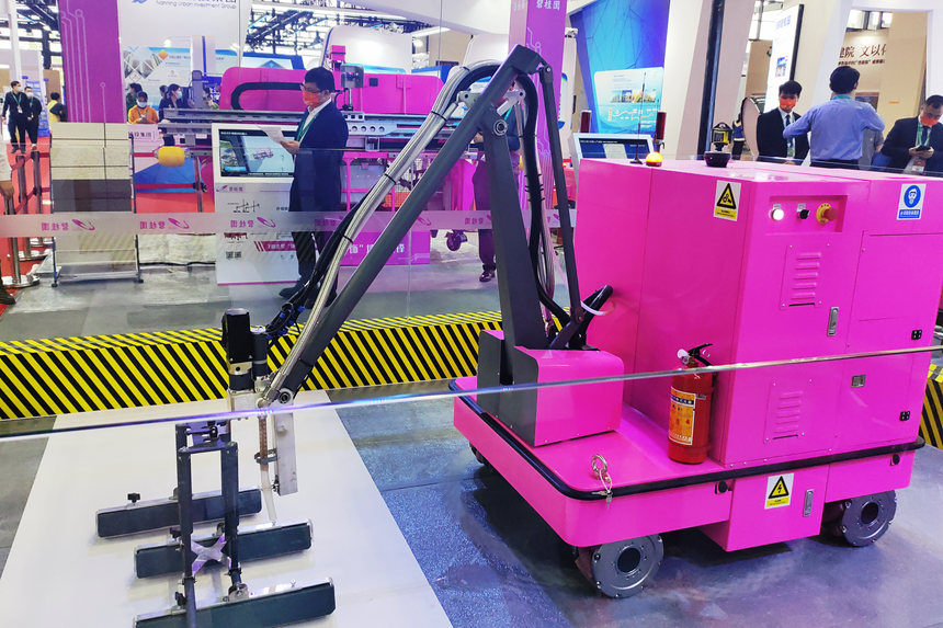 博智林建筑機(jī)器人家族成員之一地坪漆涂敷機(jī)器人。覃小倩攝