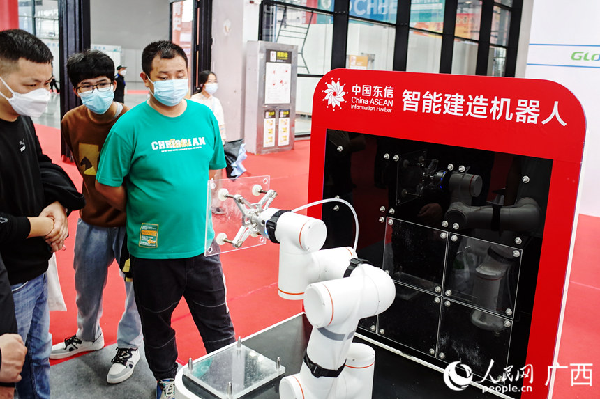 智能建造幕墻機(jī)器人展示。人民網(wǎng) 覃心攝