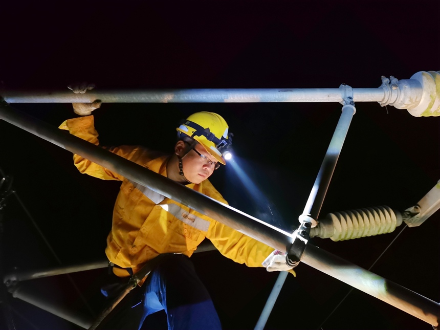 接觸網工正在檢修南廣線防風斜撐補開口銷。郭凡攝