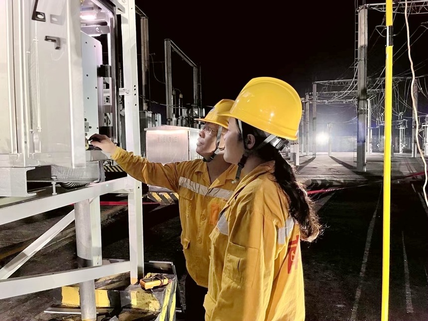 變電設(shè)備檢修工在對(duì)西門子斷路器機(jī)構(gòu)箱進(jìn)行檢查。譚珠攝