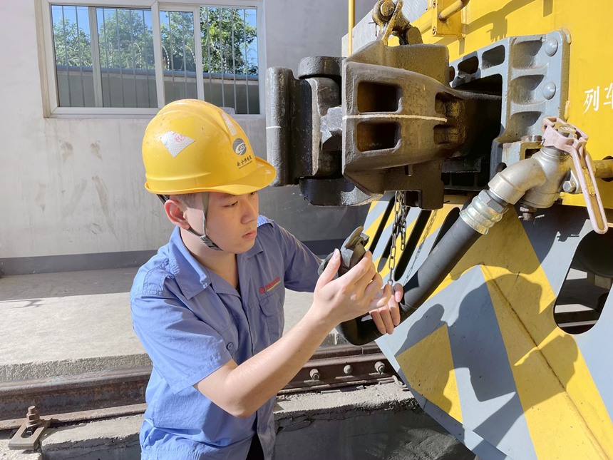 軌道車司機(jī)在檢查制動(dòng)軟管。覃青松攝