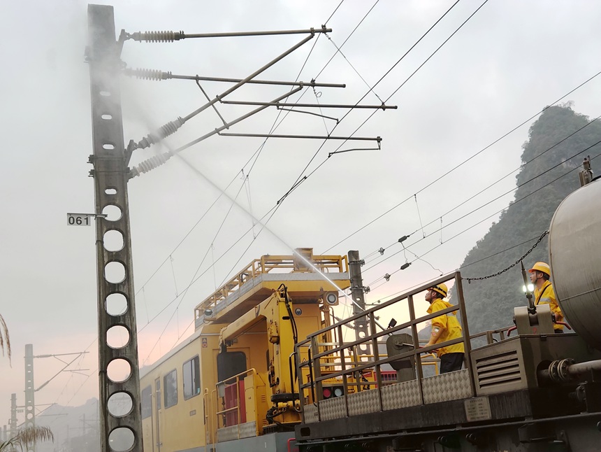 接觸網(wǎng)工在沖洗絕緣子。黃華攝