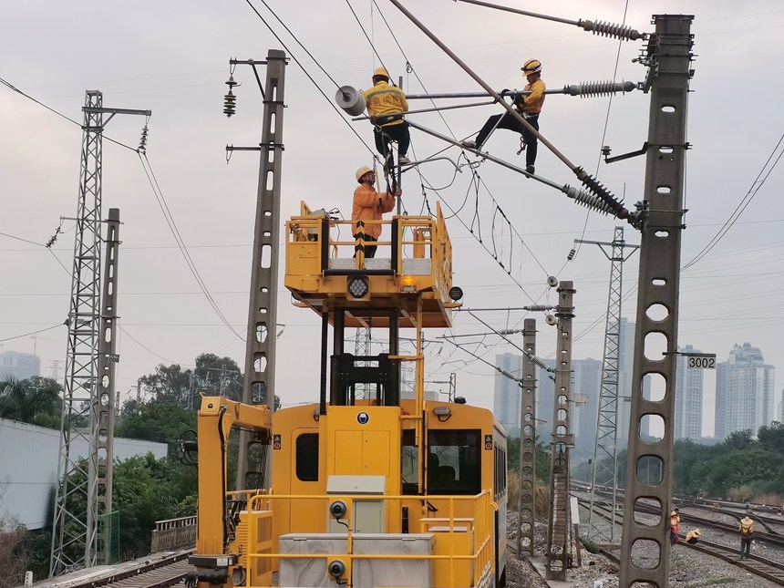 接觸網(wǎng)工在更換腕臂。徐民攝