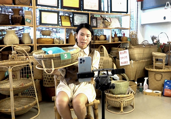 劉霞冰嘗試直播帶貨。